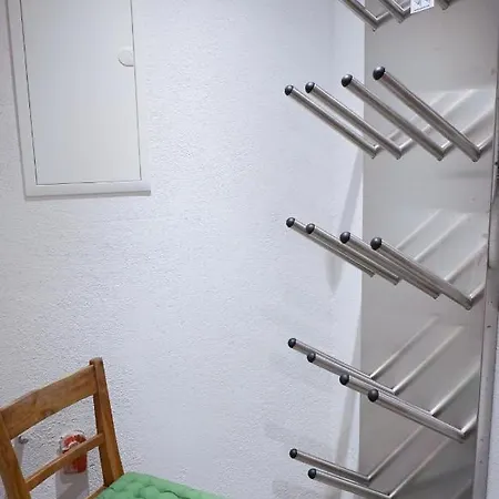 Ladner Apartment *